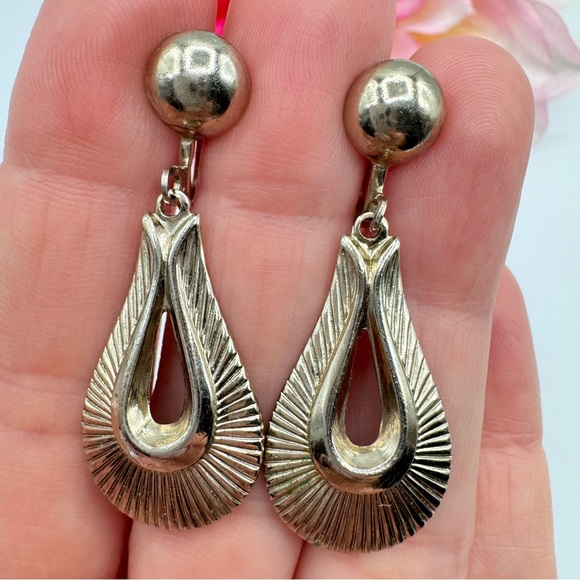Vintage Long Open Oval Loop Textured Screw Back Earrings Silver Tone Fan Wing - Picture 1 of 7